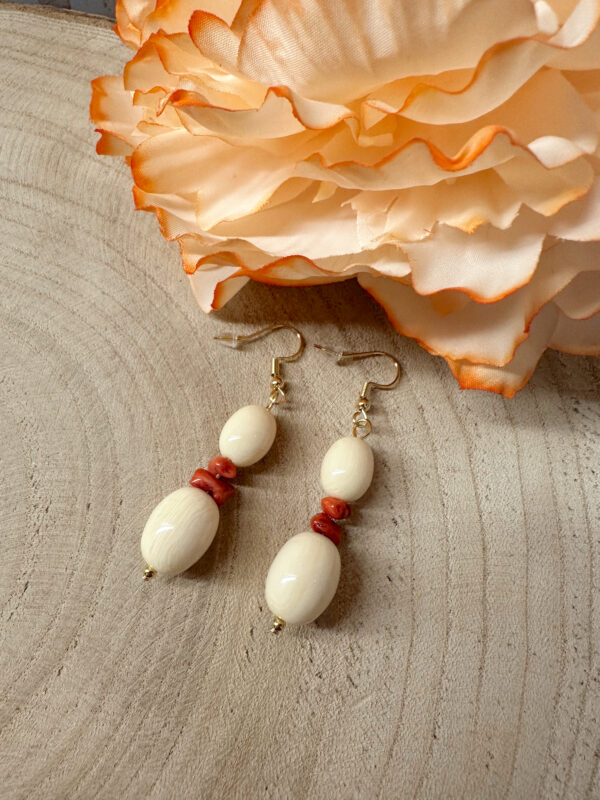 PENDIENTES BOLAS HUESO + CORALES