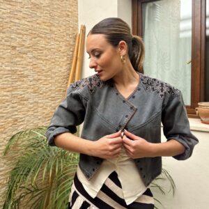 CHAQUETA CROP DENIM GRIS