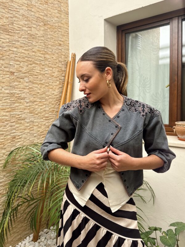 CHAQUETA CROP DENIM GRIS