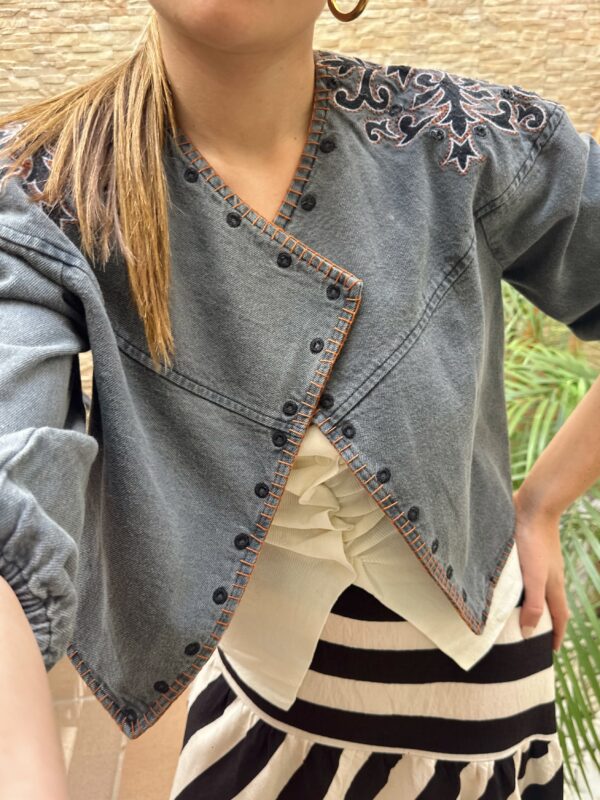 CHAQUETA CROP DENIM GRIS - Imagen 2